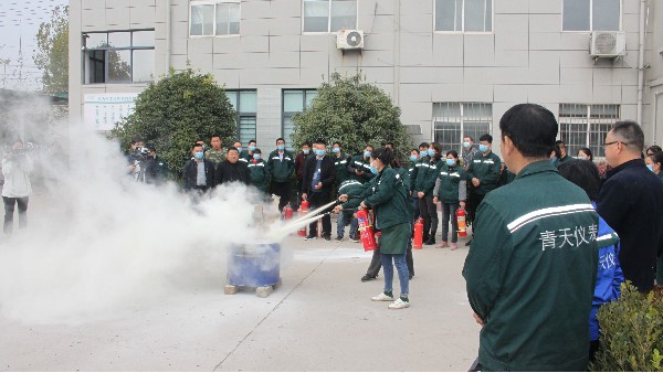 青天儀表加強(qiáng)安全意識，全體員工進(jìn)行消防演練